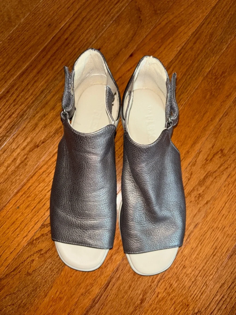 The Flexx Women’s Silver Front Row Dress Sandal Size 7